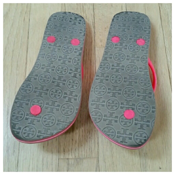 Tory Burch neon flip flops 5.5 - Picture 4 of 4